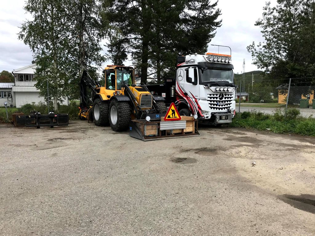 Parkerad traktor och lastbil