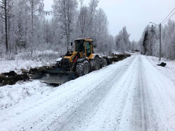 Traktor gräver i dike