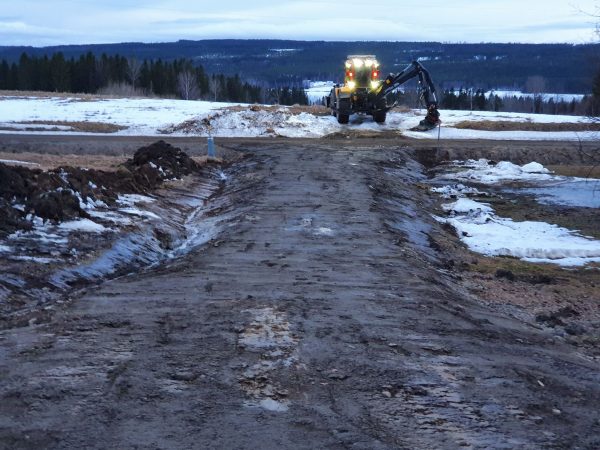 Traktor på lerig väg