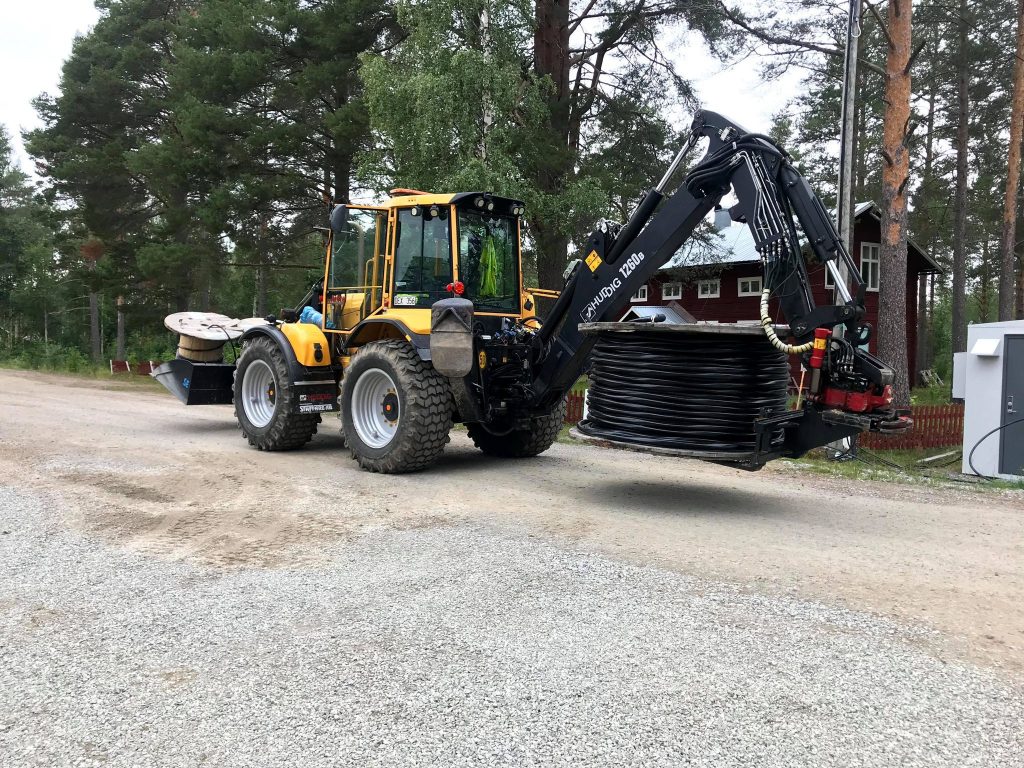 Traktor på väg med kabellinda